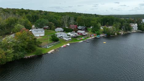 homes on waterfront lake in new england aerial