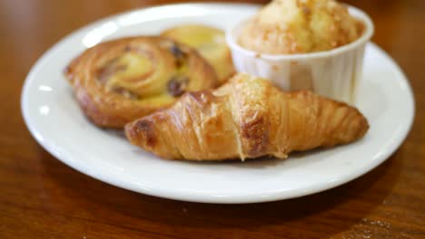 croissant recién horneado en un plato con espacio de copia foto de alta calidad