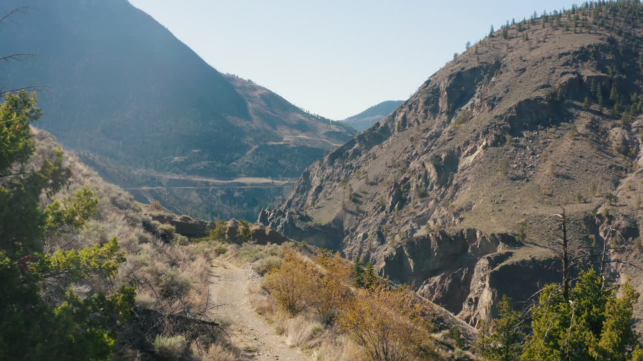 elevación aérea sobre camino de tierra que revela el espectacular paisaje del valle