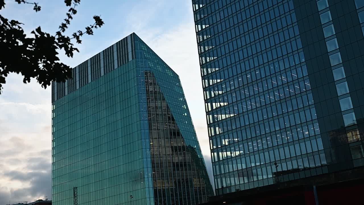 hermoso atardecer detrás de ramboll, londres, reino unido