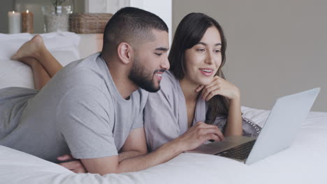 una pareja feliz se une.