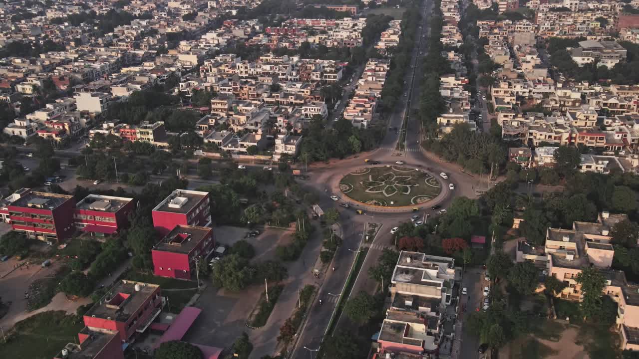 vista aérea de la ciudad planeada de panchkula, haryana, india. vista de un avión no tripulado de un paisaje urbano indio planeado en un día soleado.