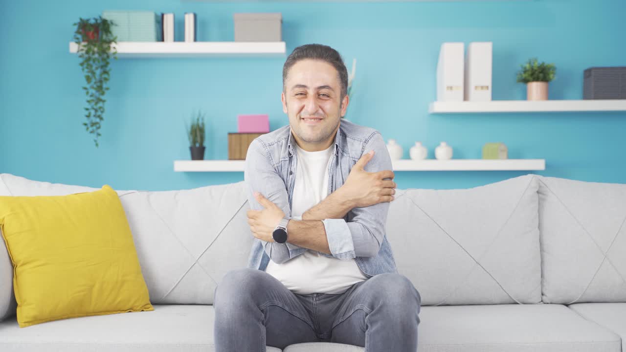 남자는 카메라를 안아 ⁇ 습니다.