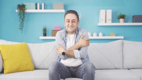 el hombre abraza la cámara.
