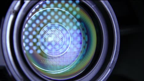 reflejo de la fuente de luz en la lente de una cámara de video-8