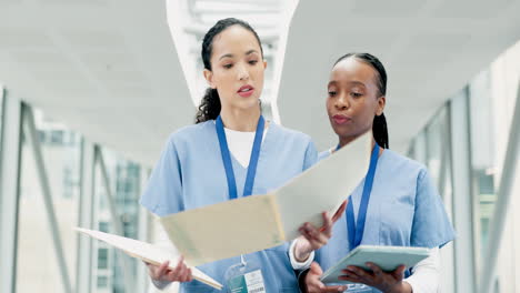 Doctor,-women-together-and-report-in-corridor