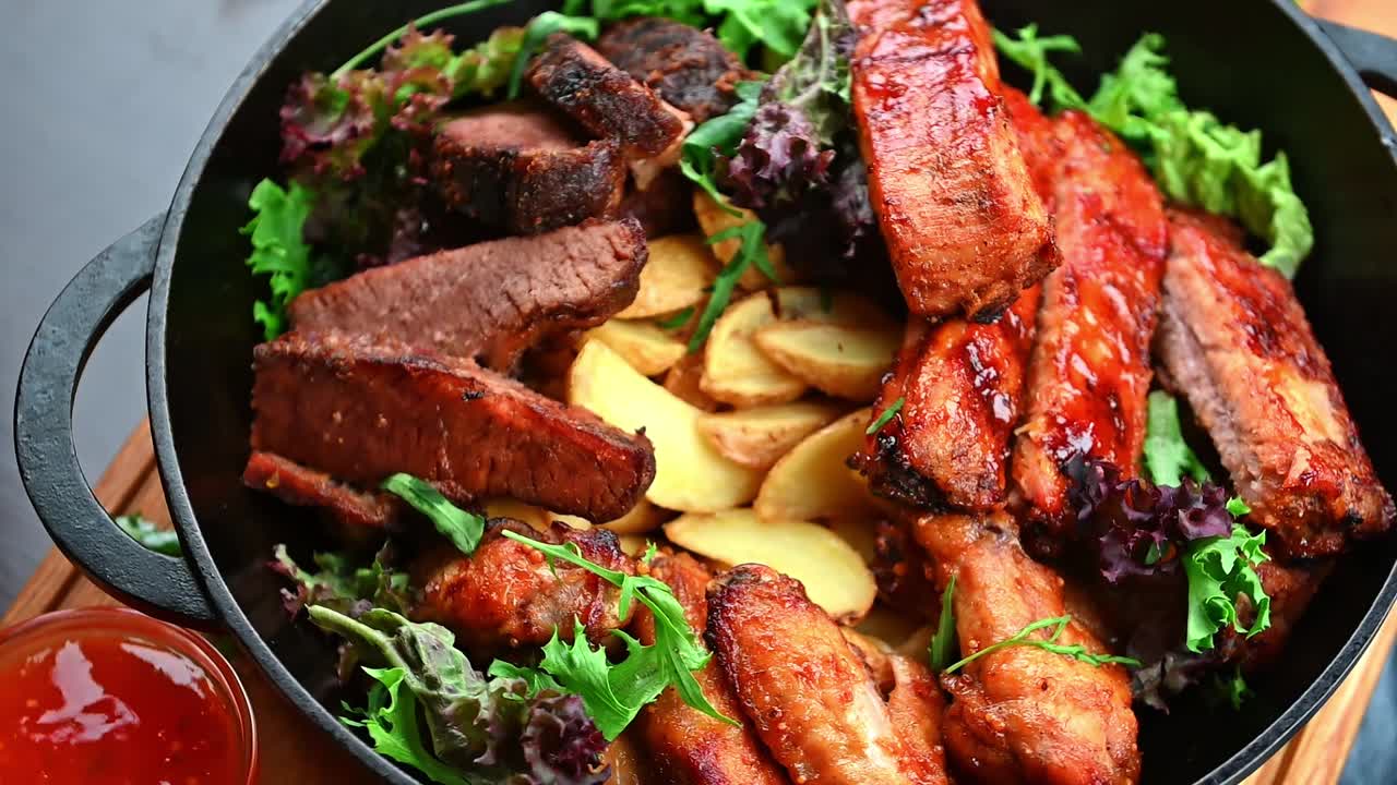 Raccolta di carne e verdure grigliate su un tavolo di legno in cucina