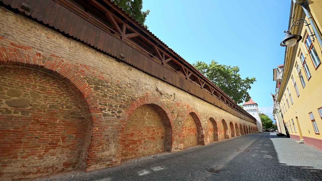 Vista del centro storico di Sibiu, Romania. Strada con edifici antichi in stile nazionale e mura difensive