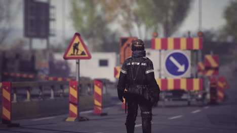 trabajador que gestiona el tráfico en el sitio de construcción durante las horas diurnas