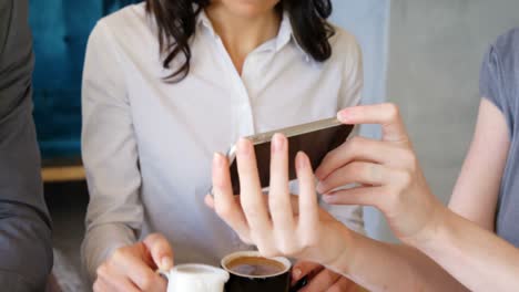 Menschen-Trinken-Einen-Kaffee-Und-Schauen-Auf-Ein-Telefon