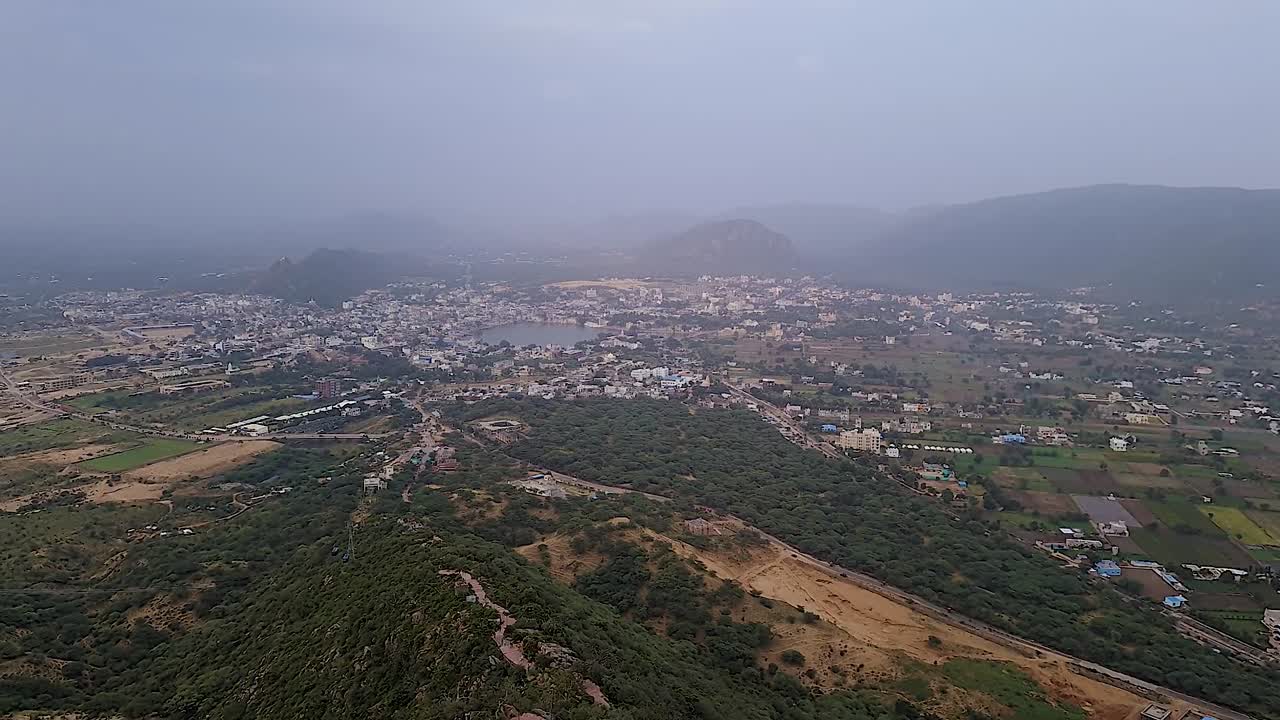 paisaje montañoso con cielo brumoso de día desde un ángulo plano