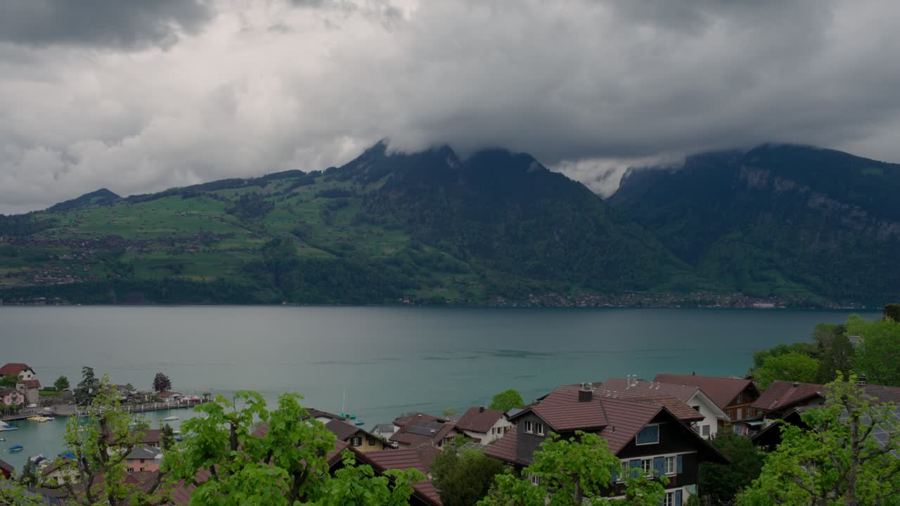 pueblo suizo junto al lago bajo un cielo nublado