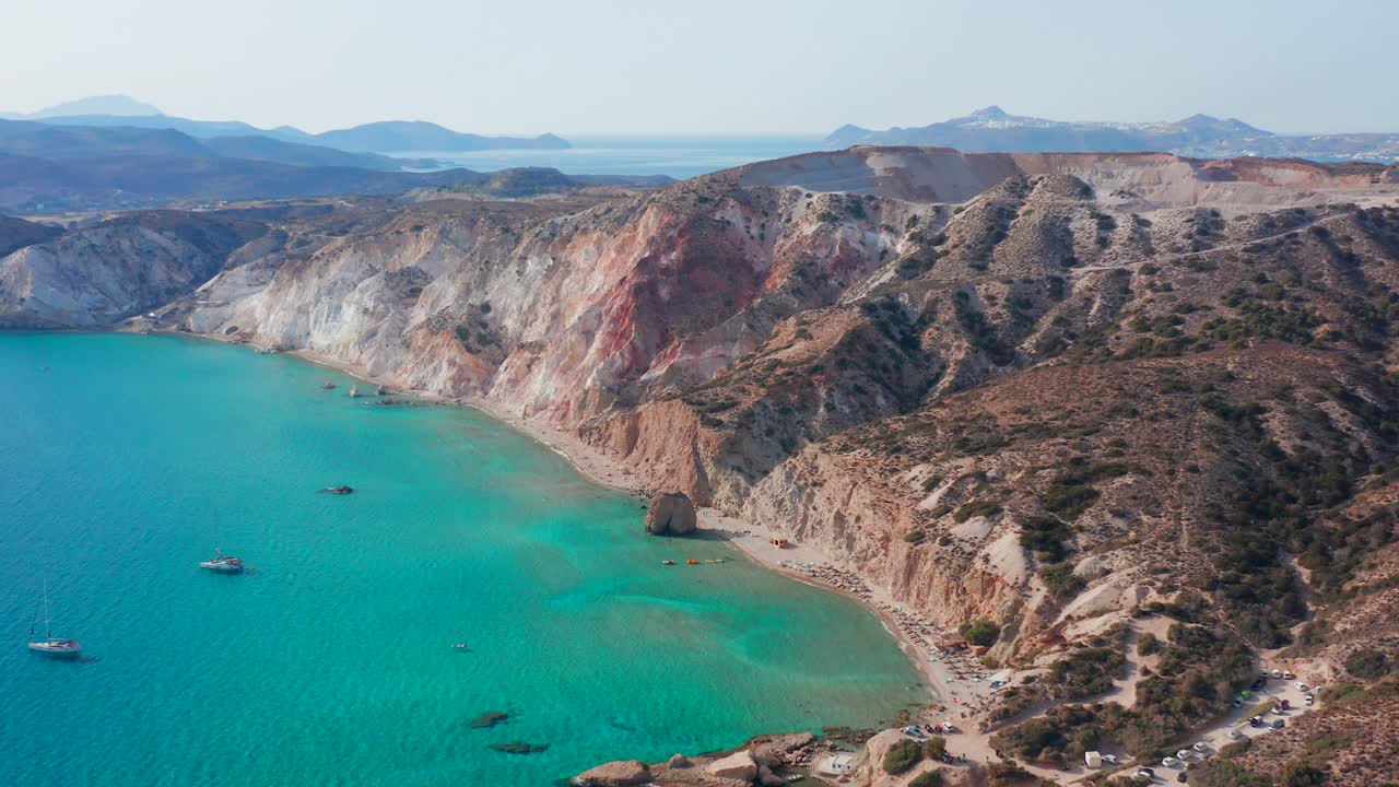 vista panorámica aérea de la playa de fyriplaka, toma de un dron de la isla griega de milos