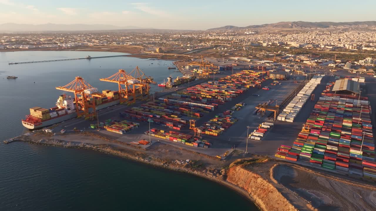 Solnedgang over Thessaloniki, Grækenland, med containerskibe på havet nær havnen