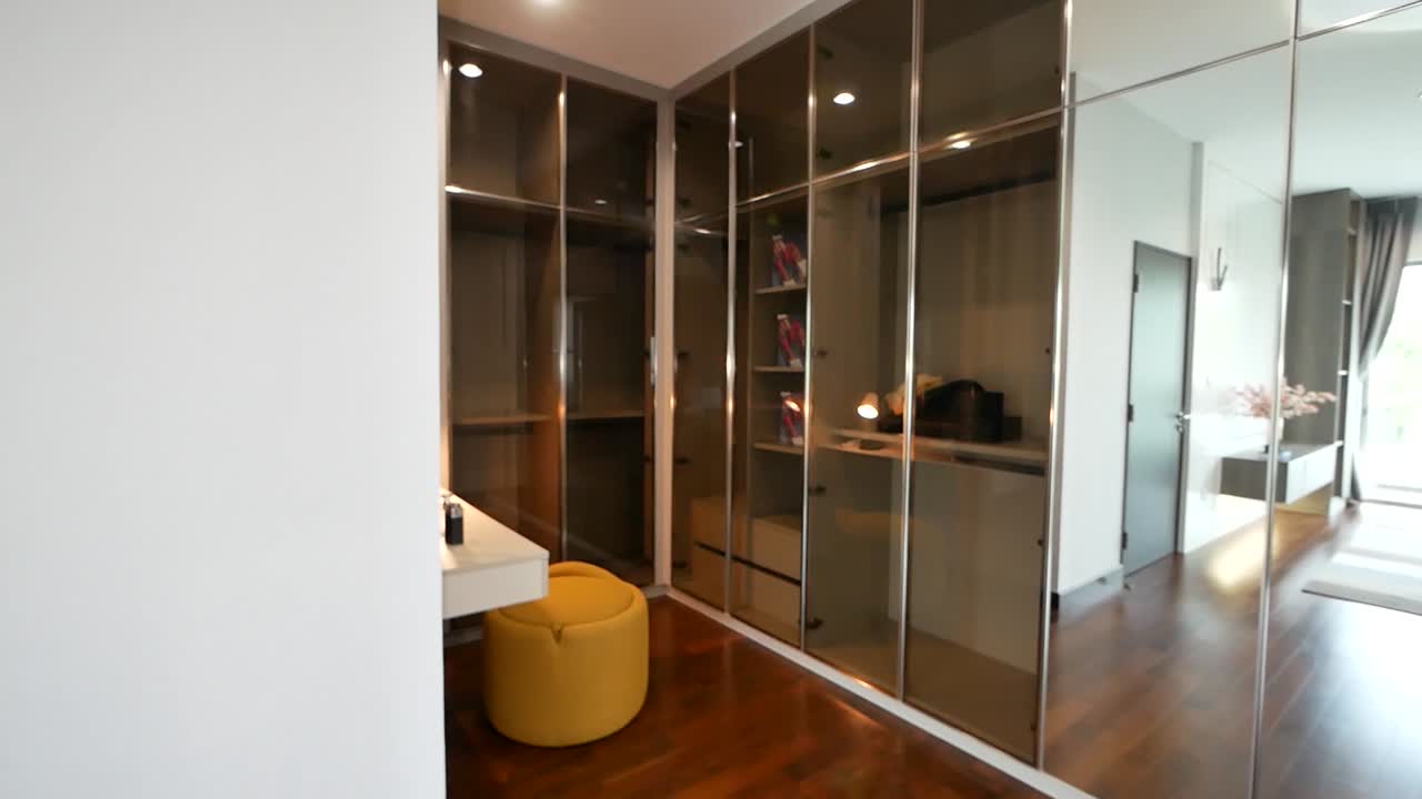 lujo y elegante compacto caminar en el armario diseño de interiores en el dormitorio