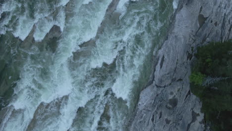 Blick-Von-Oben-Auf-Die-Kraft-Des-Wildwassers-In-Einem-Fluss-Und-Einem-Wasserfall