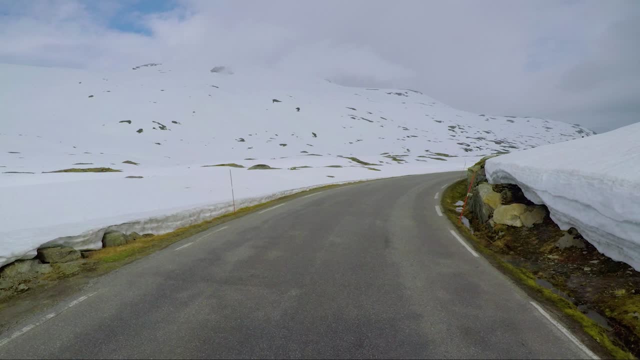 노르웨이 도로에서 차를 운전하다