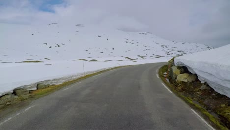conducir un coche en una carretera en noruega