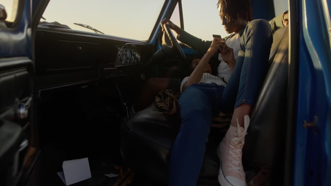 해변 4k에 픽업 트럭에서 남자의 무 ⁇ 에 누워있는 여자