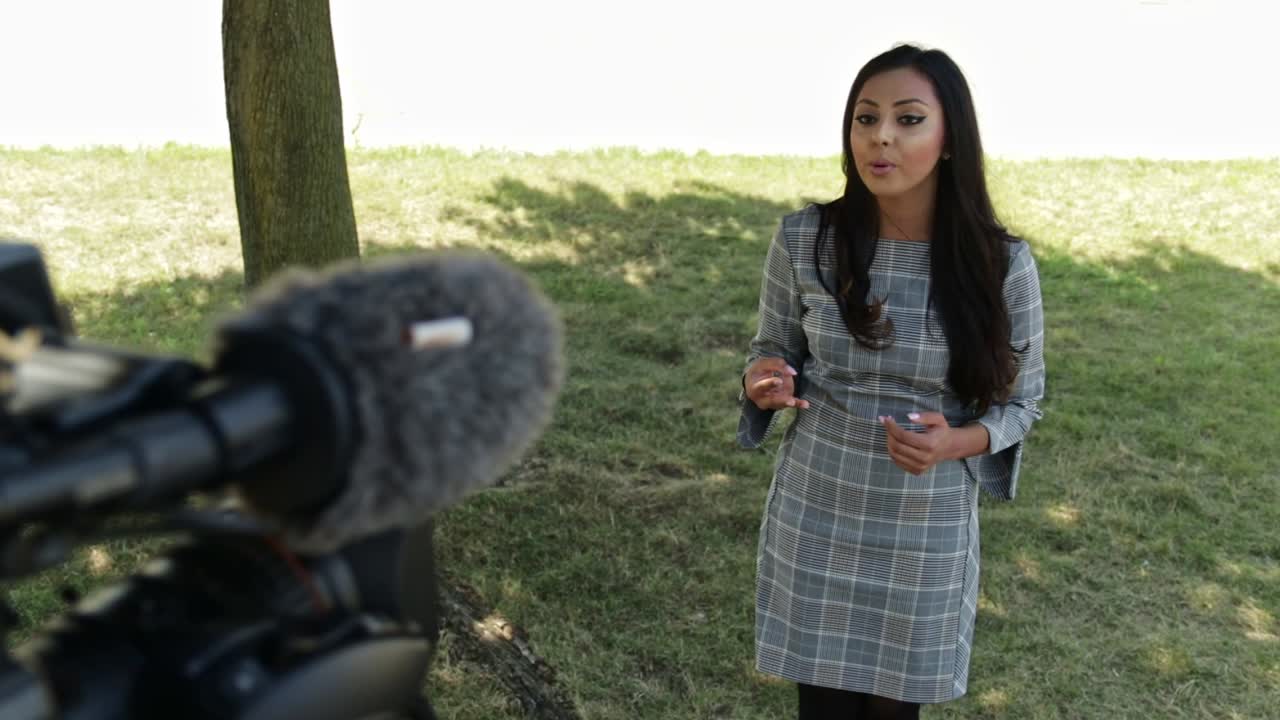 아름다운 중동 여성 뉴스 기자가 현장 보도를 한다