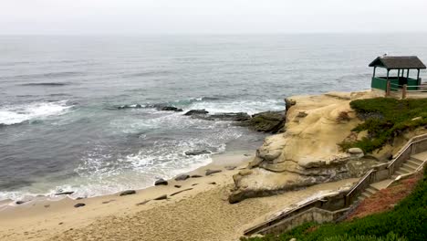 Exploring-the-La-Jolla,-California-coastline-on-an-overcast-day