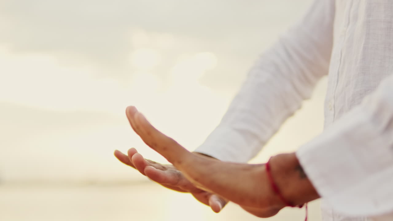 Gün Doğumunda Meditatif Hareketler Yapan Ellerin Yakın Çekimi