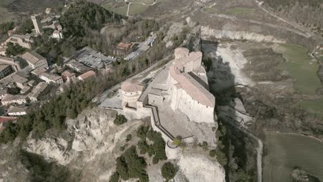 un hermoso vídeo de un avión no tripulado sobre la fortaleza de san leo, italia.