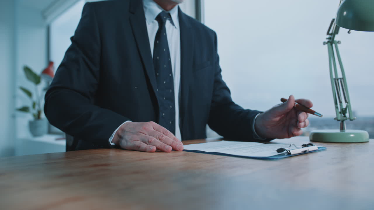 Empresario firmando documentos