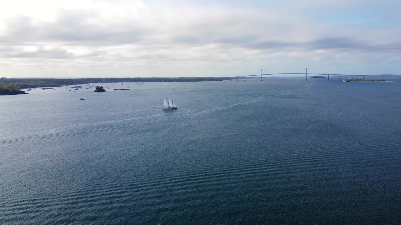 imágenes de drones del puente newport y un velero navegando por