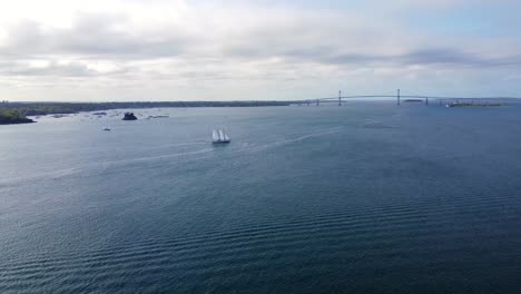 Imágenes-De-Drones-Del-Puente-Newport-Y-Un-Velero-Navegando-Por