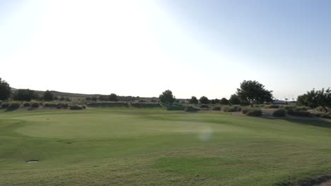 Langsames-Schwenken-Auf-Einem-Golfplatz