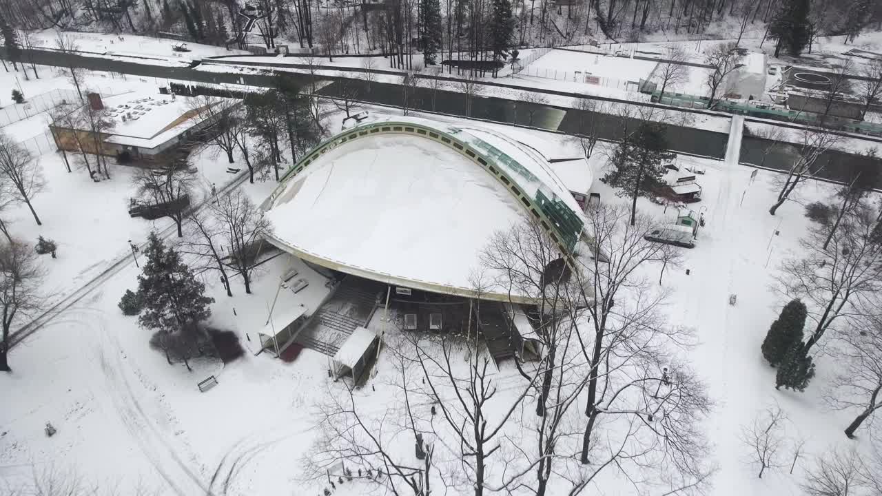 작은 마을 원형 극장 4k의 와이드 드론 샷