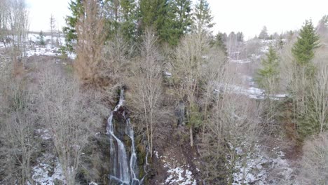 Vista-Aérea-De-Cascadas-En-Montañas-Rocosas-En-Las-Tierras-Altas-De-Harz-En-El-Norte-De-Alemania