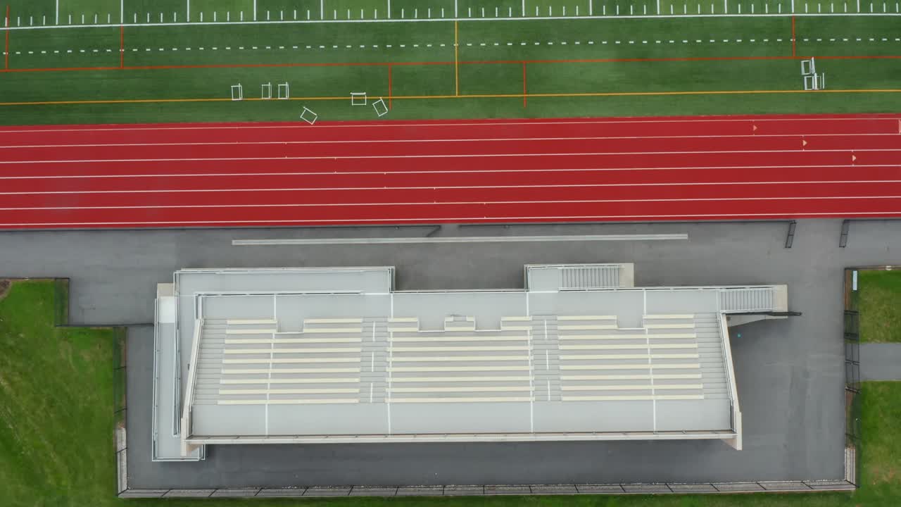 Luftfoto som senker seg over en fotballbane