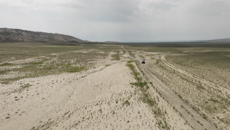 Jeepfahren-Auf-Unbefestigter-Straße-In-Einer-Weiten,-Trockenen-Steppenebene-In-Georgia