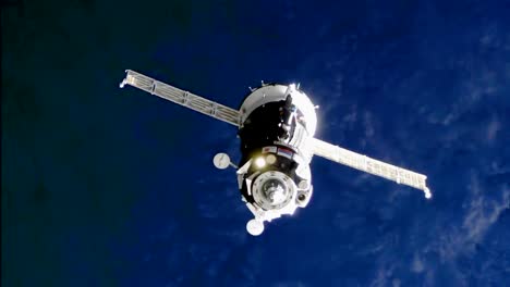 expedition 5253 approaching to dock the space station 2017