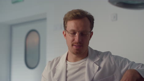 Doctor-meeting-patient-putting-mask-on-face-in-modern-hospital-office-close-up.