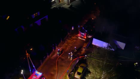 el equipo de emergencia nocturno extingue el incendio