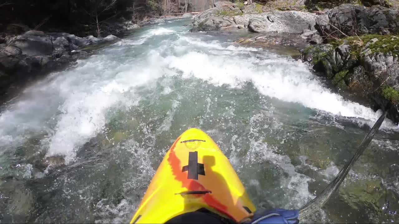 Vista in prima persona di kayak in acque bianche sul fiume Applegate al confine tra California e Oregon