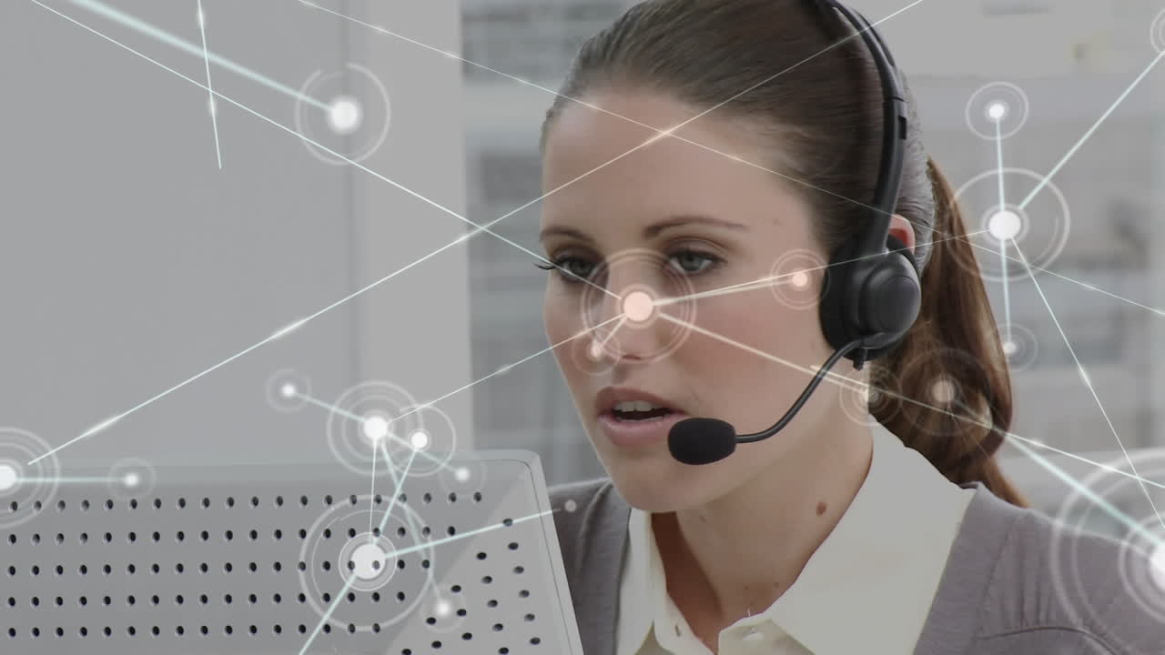 animación de la red de conexiones a través de una mujer de negocios usando auriculares telefónicos