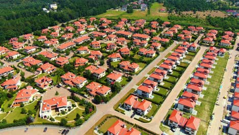 Imágenes-Aéreas-De-Drones-Sobre-La-Calle-De-Verano