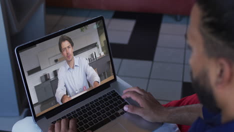 hombre de oriente medio teniendo una videollamada con un colega masculino en una computadora portátil