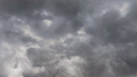 4k-Gewitterwolken-In-Einem-Dunklen-Himmel