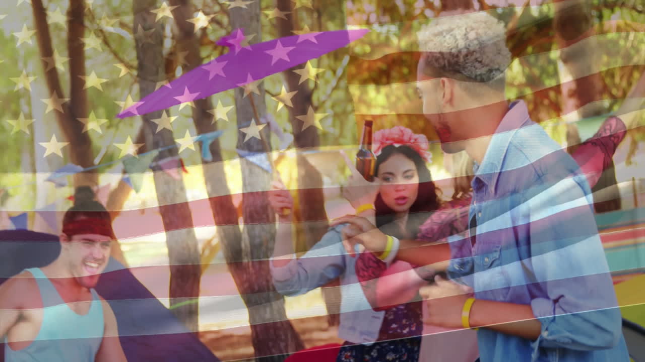 술과 장식으로 야외에서 축하하는 사람들 위의 미국 발 애니메이션