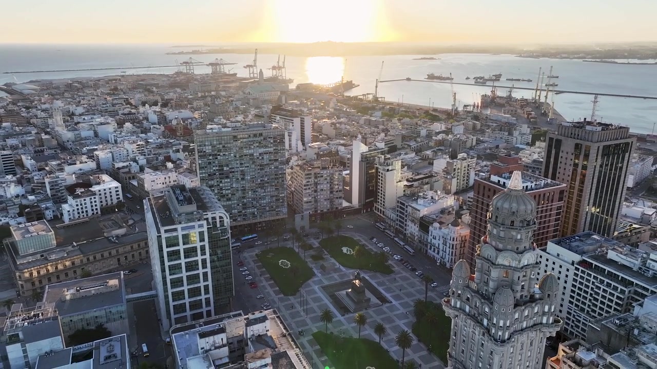 Skyline di Montevideo al tramonto a Montevideo, Maldonado, Uruguay. Scenario di edifici medievali. Paesaggio urbano al tramonto. Skyline del patrimonio culturale. Skyline di Montevideo a Montevideo, Maldonado, Uruguay