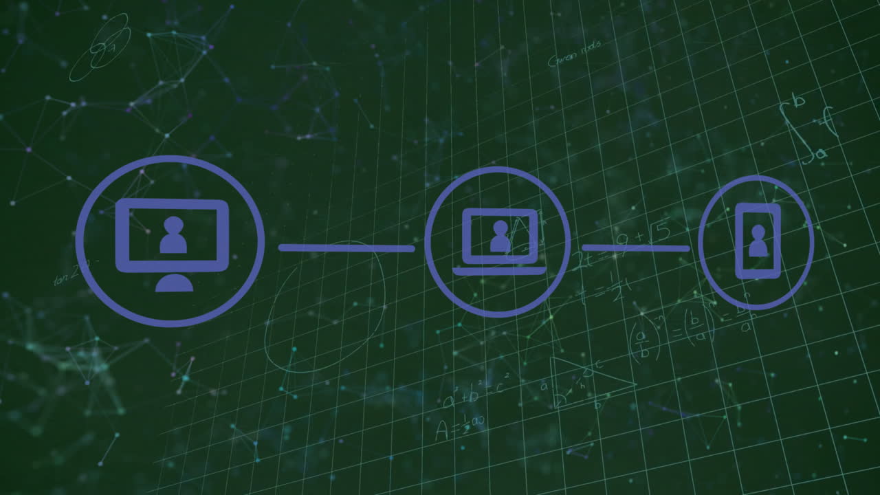 animación de la red sobre iconos de medios sobre conexiones y ecuaciones matemáticas en la pizarra