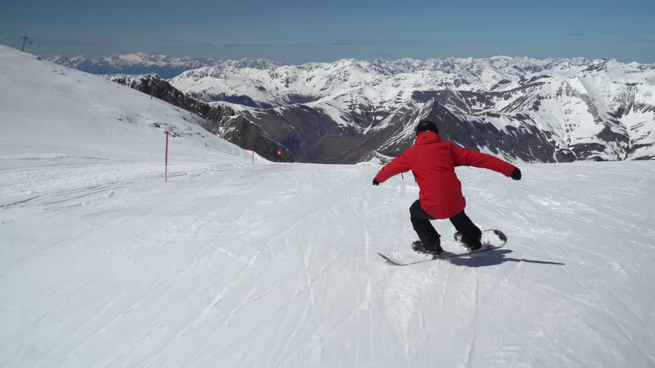 truco de mantequilla de snowboard en una suave pista de esquí en la estación de esquí del glaciar de hintertux, austria, tirol