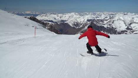 Truco-De-Mantequilla-De-Snowboard-En-Una-Suave-Pista-De-Esquí-En-La-Estación-De-Esquí-Del-Glaciar-De-Hintertux,-Austria,-Tirol