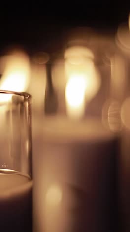 velas encendidas en vasos de vidrio anchos