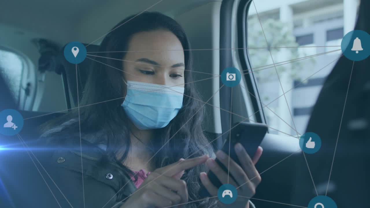 Animazione di icone multimediali su una donna di origini miste con mascherina che usa uno smartphone